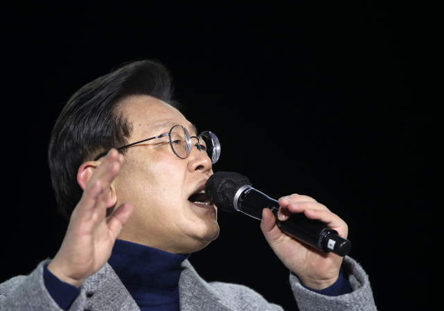 이재명 더불어민주당 대선 후보가 22일 경기도 안산시 문화광장에서 열린 유세에서 지지를 호소하고 있다. / 권욱 기자
