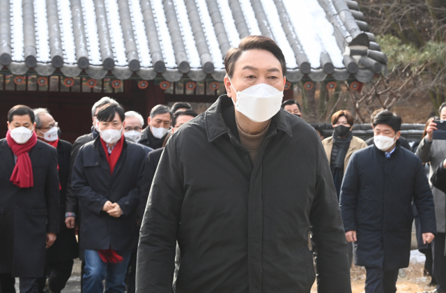 윤석열 국민의힘 대선 후보가 23일 오전 전북 정읍시 동학농민혁명운동 기념관을 찾아 구민사 참배를 위해 이동하고 있다./연합뉴스