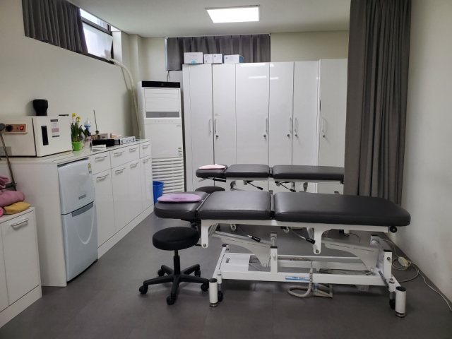 서울 광진구 유니버설아트센터에 있는 유니버설발레단 건강 치료실. 이 작은 방에서의 고민과 치료는 화려한 무대와 완벽한 동작을 빚어내는 데 큰 역할을 한다./임묘진 트레이너 제공