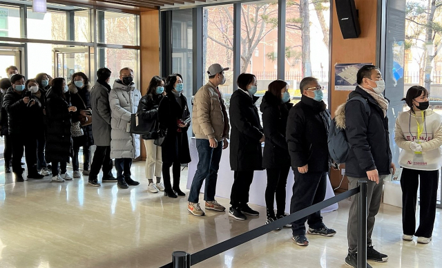 제20대 대통령 재외선거가 시작된 23일 베이징 주중 한국대사관에 투표를 하러 온 교민들이 차례를 기다리고 있다. 김광수특파원