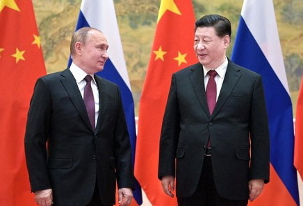 지난 4일 베이징 동계올림픽 개막식 참여를 위해 중국을 방문한 블라디미르 푸틴(왼쪽) 러시아 대통령이 시진핑 중국 국가주석과 만나 정상회담에 앞서 기념촬영을 하고 있다. AFP연합뉴스