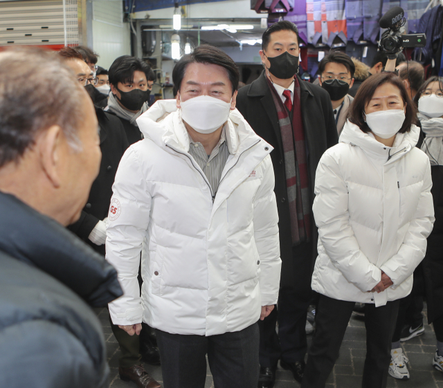 안철수 국민의당 대선 후보와 부인 김미경 여사가 22일 오전 부산 중구 부평깡통시장을 찾아 상인들과 인사를 하고 있다./연합뉴스