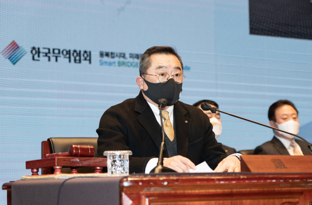 구자열 한국무역협회 회장이 23일 서울 삼성동 코엑스에서 열린 ‘2022년 정기총회’에서 개회사를 하고 있다. 사진 제공=무협