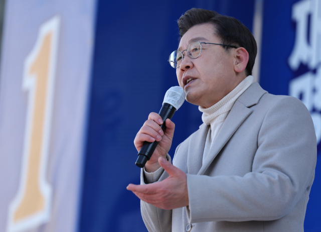이재명 더불어민주당 대선후보가 23일 충남 당진 유세에서 지지를 호소하고 있다. / 연합뉴스
