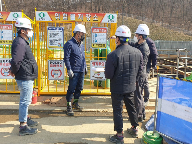 성남시 공무원들이 건축공사장의 위험물 저장상태를 점검하고 있다. /사진제공=성남시