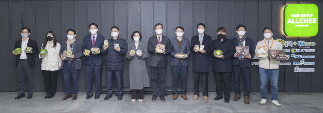 부산 국제금융센터역사 내에 설치된 스마트팜 2호점 개관식에서 참석자들이 기념 촬영을 하고 있다,/사진제공=한국해양진흥공사