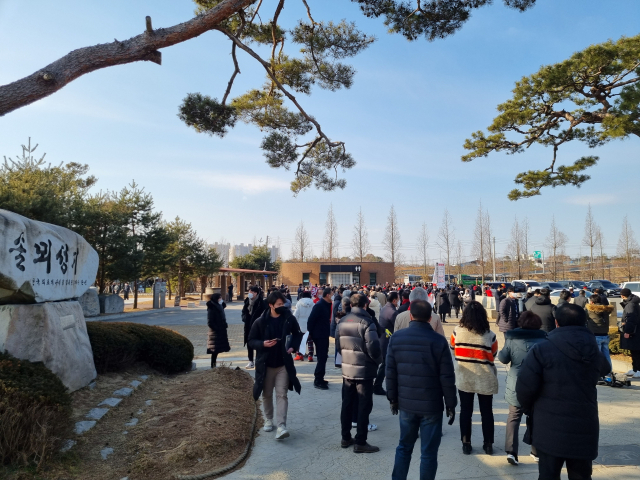 22일 충남 당진 솔뫼성지 입구에 윤석열 국민의힘 대선 후보를 기다리는 당 관계자와 지지자들이 모여 있다./당진=조권형 기자