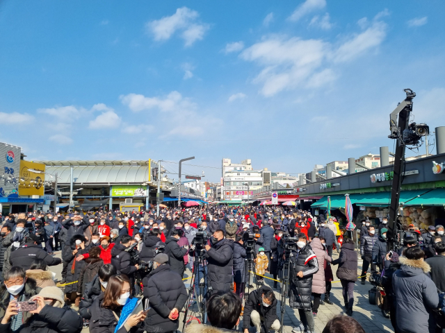 22일 충남 당진 미소상가 인근에 윤석열 국민의힘 대선 후보 유세장을 찾은 시민들이 모여 있다./당진=조권형 기자