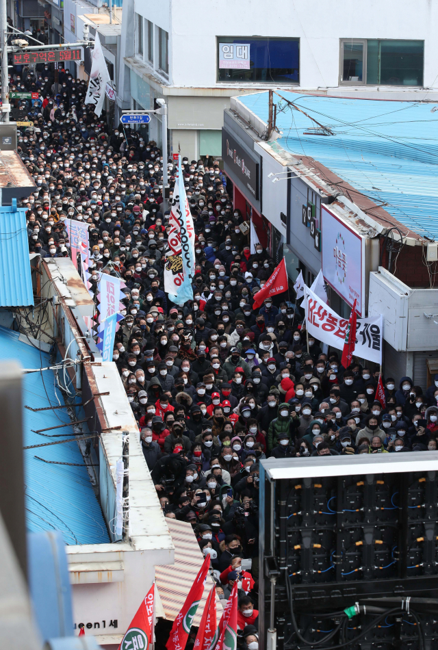 22일 오후 충남 서산시 읍내동에서 열린 윤석열 국민의힘 대선 후보 유세에서 지지자둘이 윤 후보의 발언을 듣고 있다./성형주 기자