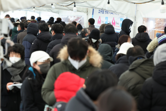 서울 송파구보건소 선별진료소에서 신속항원검사를 받기 위한 시민들의 줄이 23일 길게 늘어져 있다. 연합뉴스