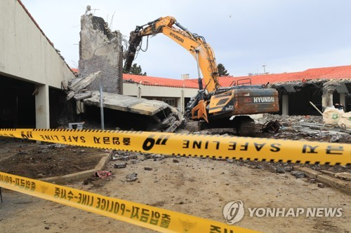 23일 제주대 기숙사 신축 공사 현장에서 기존 건물 철거 작업 중 굴삭기가 떨어진 구조물에 깔리는 사고가 발생했다. 사진은 이날 오전 사고 현장의 모습. /사진=연합뉴스