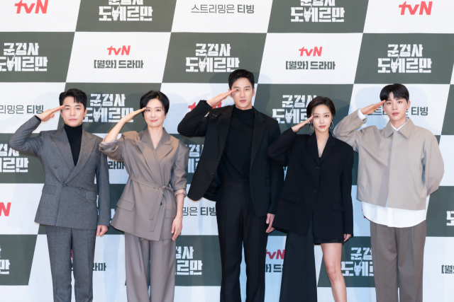 '군검사 도베르만' 김영민(좌측부터) 오연수, 안보현, 조보아, 김우석 / 사진=tvN 제공