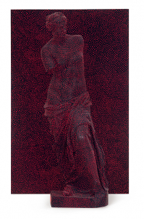 구사마 야요이가 1998년 전시에서 단 10점만 제작해 선보인 ‘무한그물에 의해 지워진 비너스 조각(Statue of Venus Obliterated by Infinity Nets)’/서울옥션