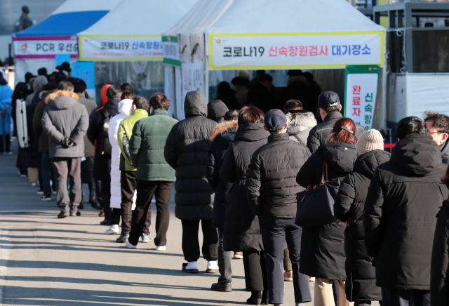 확진 17만1452명, 하루새 7만여명 폭증 (서울=연합뉴스) 손형주 기자 = 23일 오후 서울역 임시선별검사소에서 시민들이 신종 코로나바이러스 감염증(코로나19) 검사를 위해 줄을 서 있다. 중앙방역대책본부에 따르면 이날 0시기준 신규 코로나19 확진자는 17만 1천452명으로 집계됐다. 2022.2.23 handbrother@yna.co.kr (끝)