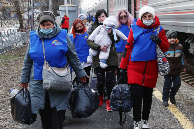 친러 반군 조직의 대피령에 피란길에 오른 우크라이나 동부 돈바스 주민들이 22일(현지 시간) 러시아 서남부 로스토프주의 타간로크에 있는 기차역에 도착해 이동하고 있다. 타스연합뉴스