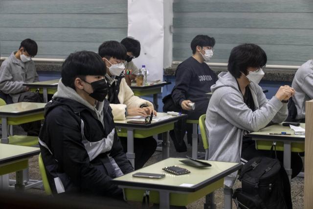 수험생들이 2022학년도 대학수학능력시험이 치러진 지난해 11월 18일 서울 여의도고등학교에서 시험을 준비하고 있다. 사진공동취재단