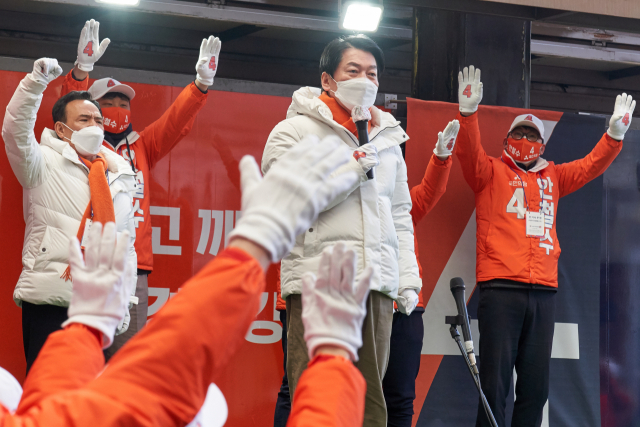 안철수 국민의당 대선 후보가 23일 울산 중앙전통시장에서 열린 유세에서 지지를 호소하고 있다./연합뉴스