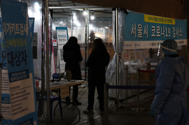 23일 오후 독립문광장에 마련된 코로나19 선별검사소에 시민들이 검사를 받기 위해 기다리고 있다./연합뉴스
