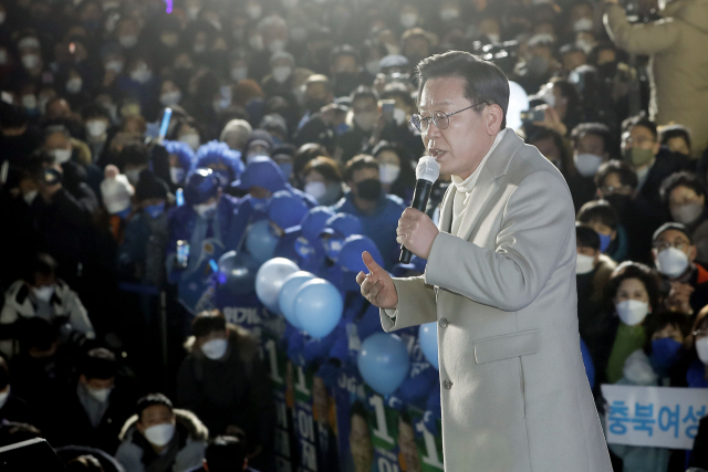 이재명 더불어민주당 대선 후보가 23일 충북 청주시 롯데마트 앞에서 열린 유세에서 지지를 호소하고 있다. /연합뉴스