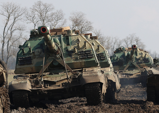 러시아와 우크라이나 간 군사 충돌 위기감이 고조되고 있는 가운데 21일(현지 시간) 두 나라 국경을 접한 러시아 로스토프에서 기갑부대가 이동하고 있다./연합뉴스