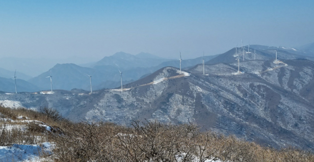 강원 정선군 함백산 등 내륙 산지에 지난 12일 눈이 얇게 쌓여 있다. 연합뉴스