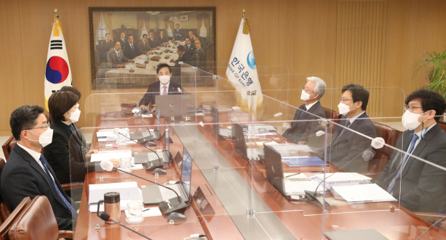 이주열 한국은행 총재가 24일 서울 중구 한국은행에서 열린 금융통화위원회 회의를 주재하고 있다. / 사진제공=한은