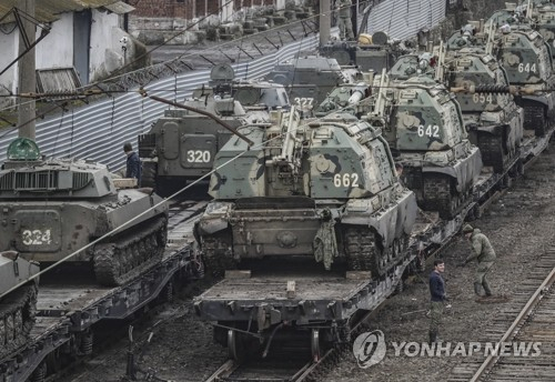 우크라이나를 둘러싼 전운이 고조되고 있는 가운데 23일(현지간) 국경을 맞댄 러시아 로스토프 역에 정차된 기차 위에 장갑차가 즐비하게 적재돼 있다.EPA연합뉴스