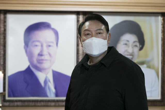 윤석열 국민의힘 대선 후보가 23일 오후 전남 신안군 하의도 김대중 전 대통령 생가를 방문해 참배한 뒤 돌아서고 있다./성형주 기자