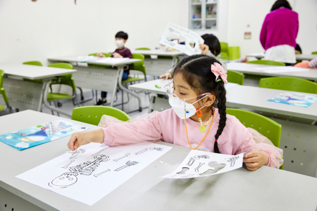 국립부산과학관 유아과학교실에서 진행 중인 교욱에 참가한 어린이의 모습./사진제공=국립부산과학관