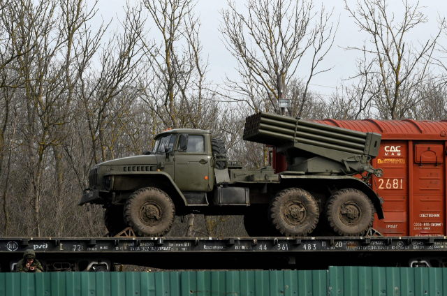 우크라 국경 인근 역 기차에 실려 있는 러시아군 트럭./연합뉴스
