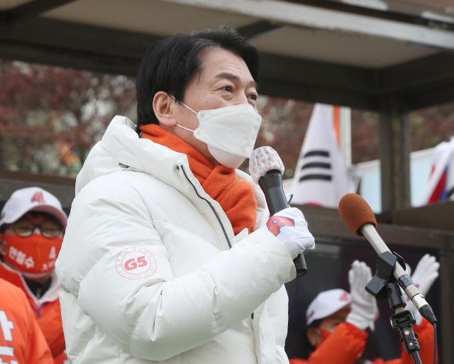 안철수 국민의당 대선후보가 23일 오후 울산시 남구 롯데호텔 앞에서 열린 유세에서 지지를 호소하고 있다. /연합뉴스