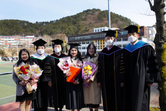 영산대학교 글로벌학부 K-비즈니스전공(前한국비즈니스전공) 유학생 도안티미하(가운데)씨가 지난 18일 열린 학위수여식에서 기념촬영을 하고 있다./사진제공=영산대