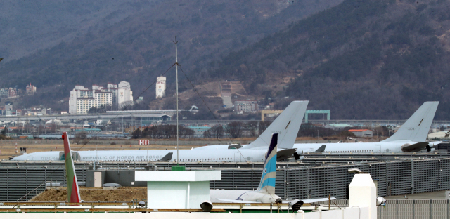 지난 23일 부산 김해공항에 공군 다목적 공중급유수송기가 주기돼 있다. 러시아의 우크라이나 동부지역 파병이 예상되는 가운데 국방부는 유사시 재외국민 이송을 위한 준비태세를 유지한다는 방침이다./부산=연합뉴스