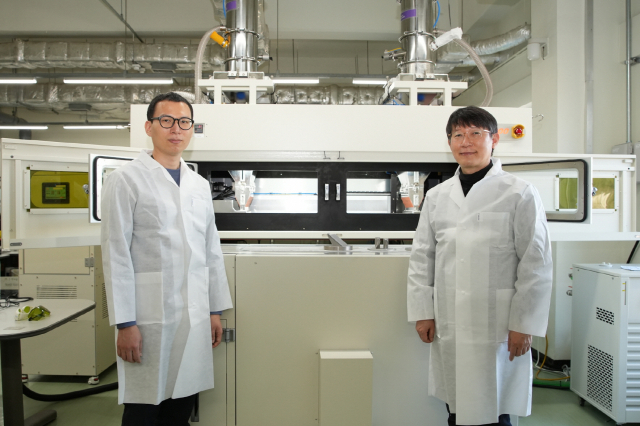 한국원자력연구원이 세계 최초로 PBF 방식 1m 부품 제작용 3D 프린터를 개발했다. 핵연료안전연구부 이성욱(왼쪽) 선임연구원과 김현길(오른쪽) 부장. 사진제공=한국원자력연구원