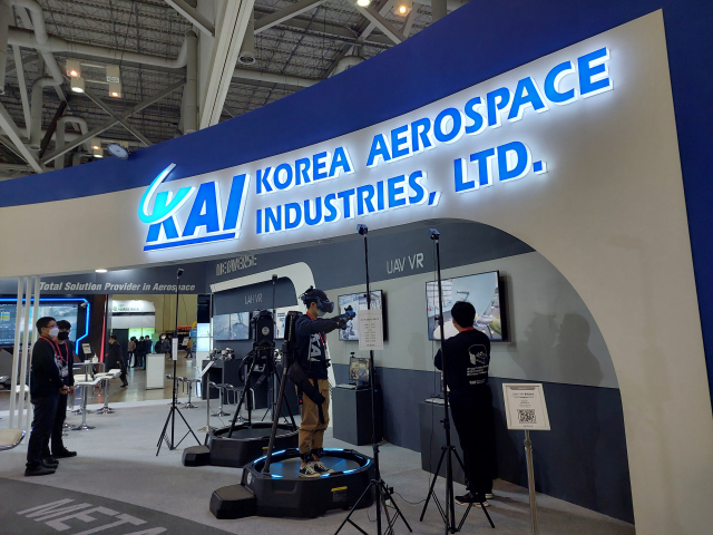 24일부터 26일까지 부산 벡스코 전시장에서 열리는 '2022 드론쇼 코리아(Drone Show Korea)에 전시된 한국항공우주산업(KAI)의 메타버스 훈련체계 프로그램 체험 모습. 사진 제공=KAI