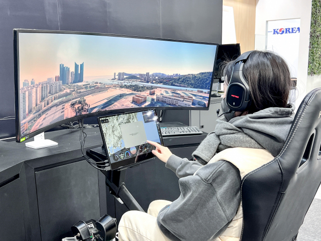 24일부터 26일까지 부산 벡스코 전시장에서 열리는 '2022 드론쇼 코리아(Drone Show Korea)에서 대한항공 전시 부스를 방문한 고객이 UAM 체험존에서 시뮬레이터를 조종하고 있다. 사진 제공=대한항공