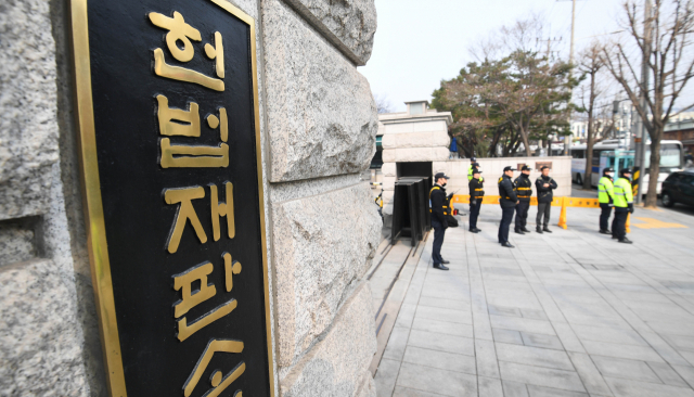 헌재 '말로 하는 개별 사전 선거운동도 처벌, 표현의 자유 침해해 위헌'