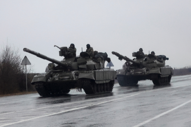 러시아가 우크라이나에 대한 군사작전을 개시한 24일(현지시간) 우크라이나 남부 항구도시 마리우폴 시내로 우크라이나군 탱크들이 진입하고 있다./연합뉴스