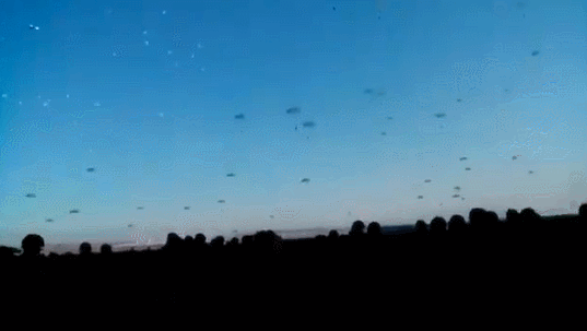 우크라이나 북동부 하르키우에 러시아 군대가 낙하산을 타고 내려오고 있다. /트위터