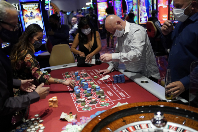 미국 네바다주 라스베이거스의 한 호텔 카지노에서 룰렛 게임을 하고 있다. 네바다주는 지난해 코로나19 사태의 와중에도 134억 달러의 도박 관련 수익을 거뒀다. AP연합뉴스