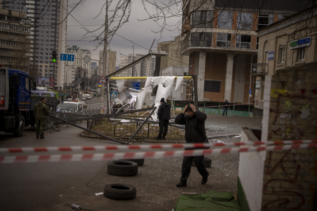 24일(현지시간) 혼란에 빠진 우크라이나 키예프의 풍경. 이날 블라디미르 푸틴 러시아 대통령은 우크라이나에 대한 군사작전을 승인했다. /AP연합뉴스