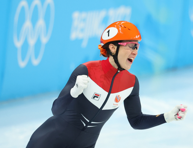 지난 9일 2022 베이징 동계올림픽 쇼트트랙 여자계주 3,000m 준결승 1조 경기에서 휠라 유니폼을 입은 네덜란드의 쉬자너 스휠팅이 결승선을 1위로 통과한 뒤 환호하고 있다. /연합뉴스
