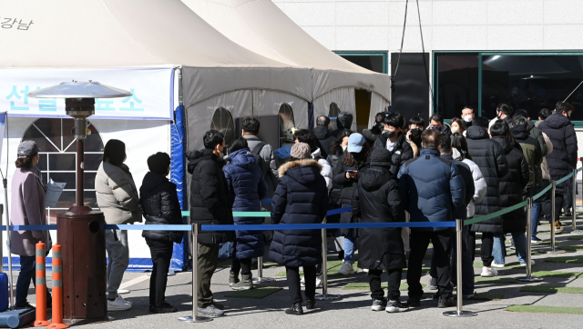 지난 23일 서울 강남구보건소 선별진료소에서 시민들이 코로나19 검사를 위해 줄을 서있다./권욱 기자