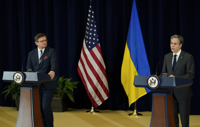 토니 블링컨(오른쪽) 미국 국무장관이 22일(현지시간) 워싱턴DC 국무부 청사에서 드미트로 쿨레바 우크라이나 외무장관과 회담 직후 공동 기자회견을 하고 있다./연합뉴스