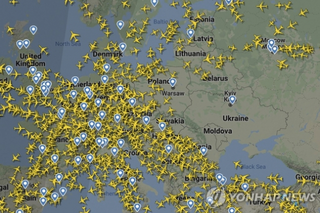 항공기 항로 추적 사이트 '플라이트레이더24닷컴'(Flightradar24.com)이 24일(현지시간) 공개한 러시아의 우크라이나 침공 직후 유럽지역 상공 비행 항공기 실시간 정보 화면. 이날 오전 4시 50분(한국시간 24일 오전 11시 50분)을 기해 러시아의 우크라이나 침공이 시작되면서 우크라이나 성공에는 단 한 대의 항공기도 포착되지 않고 있다./AP=연합뉴스