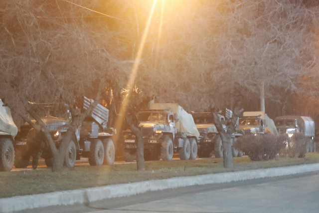 23일(현지시간) 친(親)러시아 반군이 통제하는 우크라이나 동부 도네츠크 외곽 도로에서 군용 차량이 줄지어 이동하고 있다. /연합뉴스