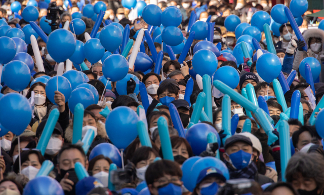 24일 강원도 원주시 중앙로 문화의 거리에서 열린 이재명 더불어민주당 대선후보의 '강원도 코리아 프리미엄 시대, 이재명이 열겠습니다!' 원주 유세에서 지지자들이 파란 풍선을 흔들고 있다. /연합뉴스