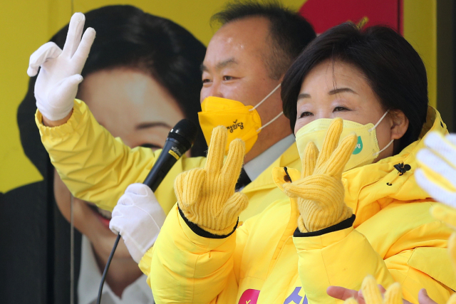 심상정(오른쪽) 정의당 대선 후보가 24일 서울 구로구 구로디지털단지에서 열린 유세에서 지지를 호소하고 있다. 연합뉴스