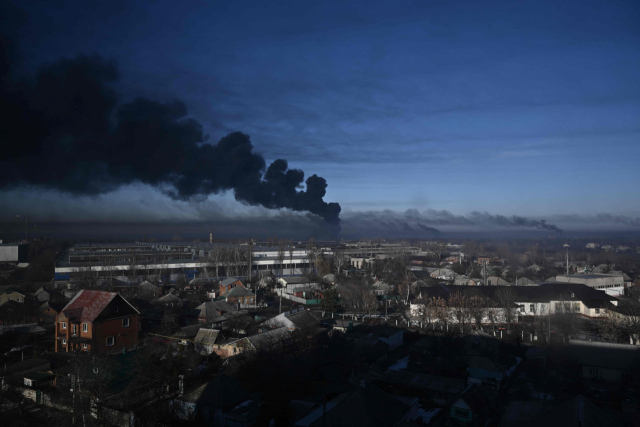 러시아가 우크라이나에 대한 군사작전을 개시한 24일(현지시간) 우크라이나 제2의 도시인 하르키우(러시아명 하리코프) 인근 추기예프 군 공항에서 검은 연기가 치솟고 있다./연합뉴스