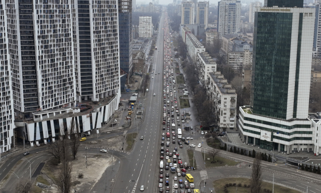 러시아가 우크라이나 침공을 개시한 24일(현지 시간) 우크라이나 수도 키예프를 빠져나가려는 차량들이 시내 도로 한쪽을 가득 메우고 있다. AP연합뉴스